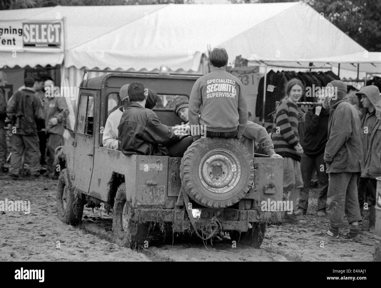 Ocean Colour Scene angekommen die Unterzeichnung Zelt auf der Rückseite ein Pick up Truck durch den Schlamm. Glastonbury Festival 1997 Stockfoto