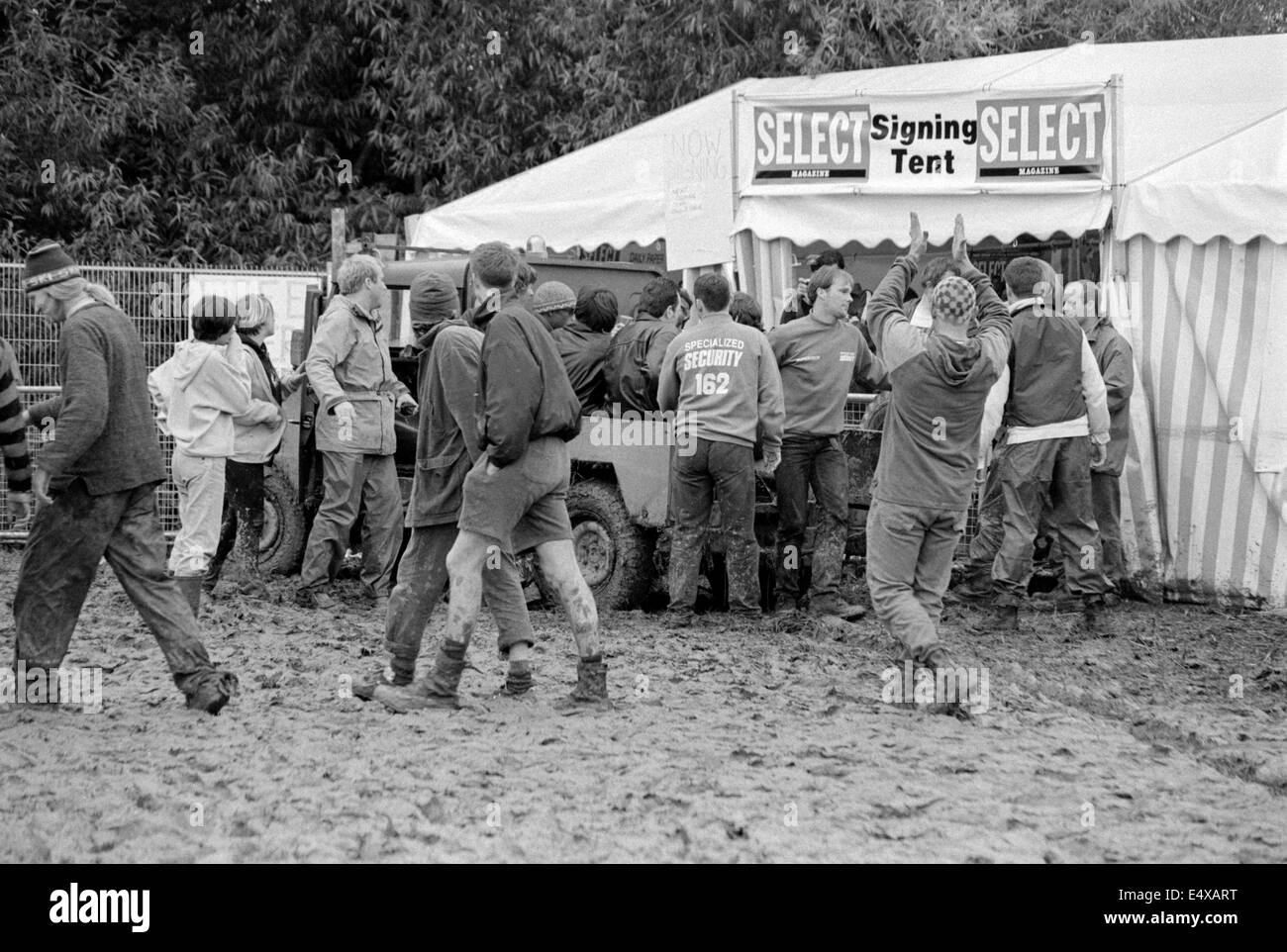 Ocean Colour Scene angekommen die Unterzeichnung Zelt auf der Rückseite ein Pick up Truck durch den Schlamm. Glastonbury Festival 1997 Stockfoto