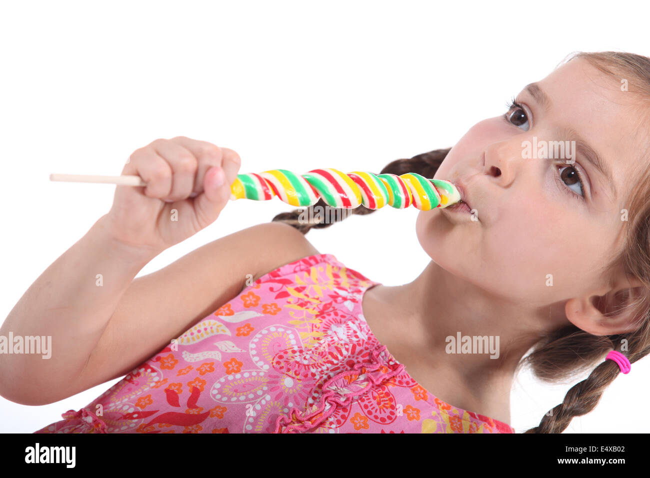 Mädchen essen einen Lutscher Stockfoto