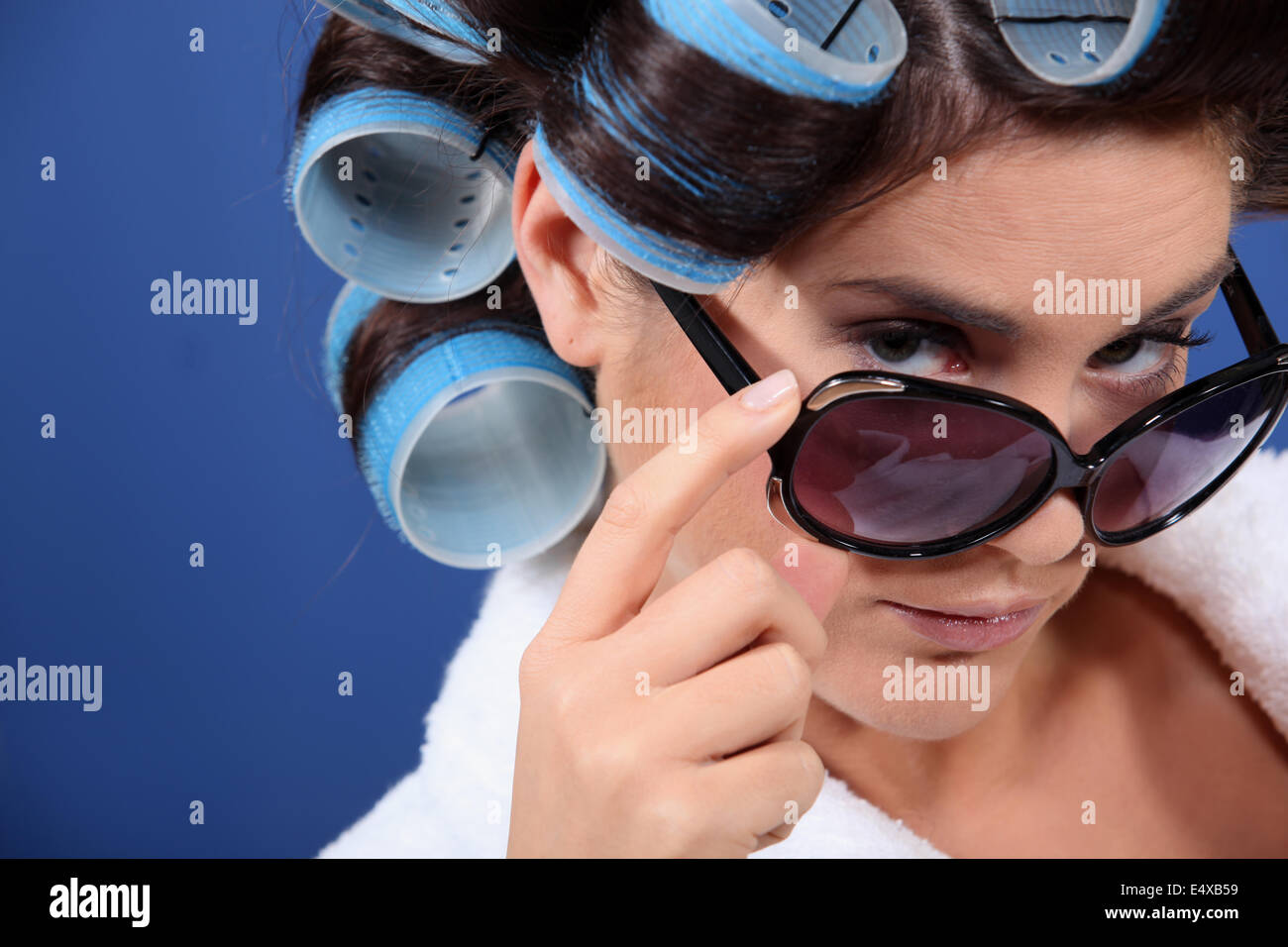 junge Frau mit Lockenwickler im Haar Stockfoto