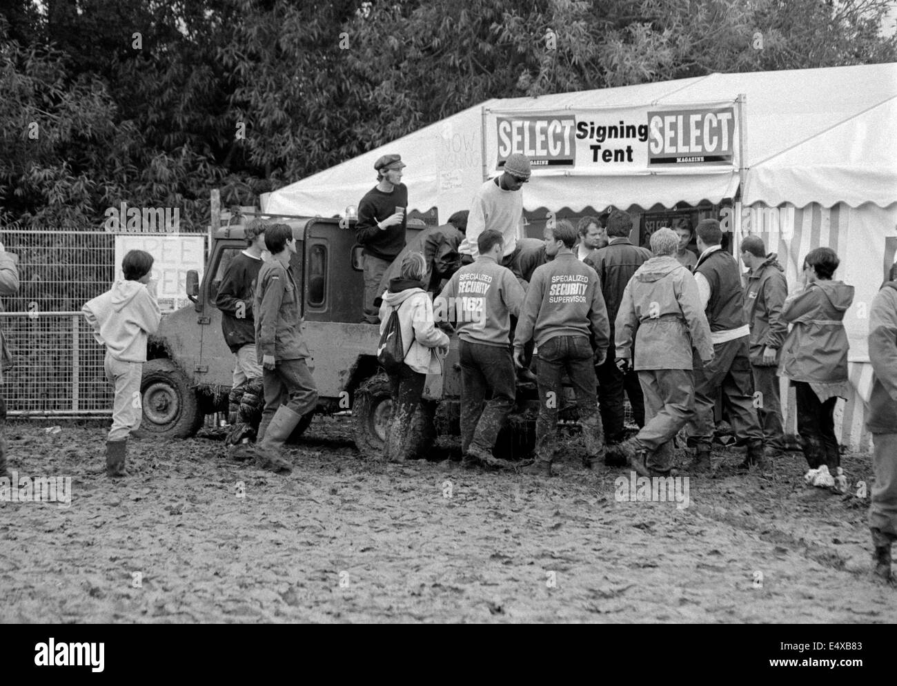 Ocean Colour Scene angekommen die Unterzeichnung Zelt auf der Rückseite ein Pick up Truck durch den Schlamm. Glastonbury Festival 1997 Stockfoto