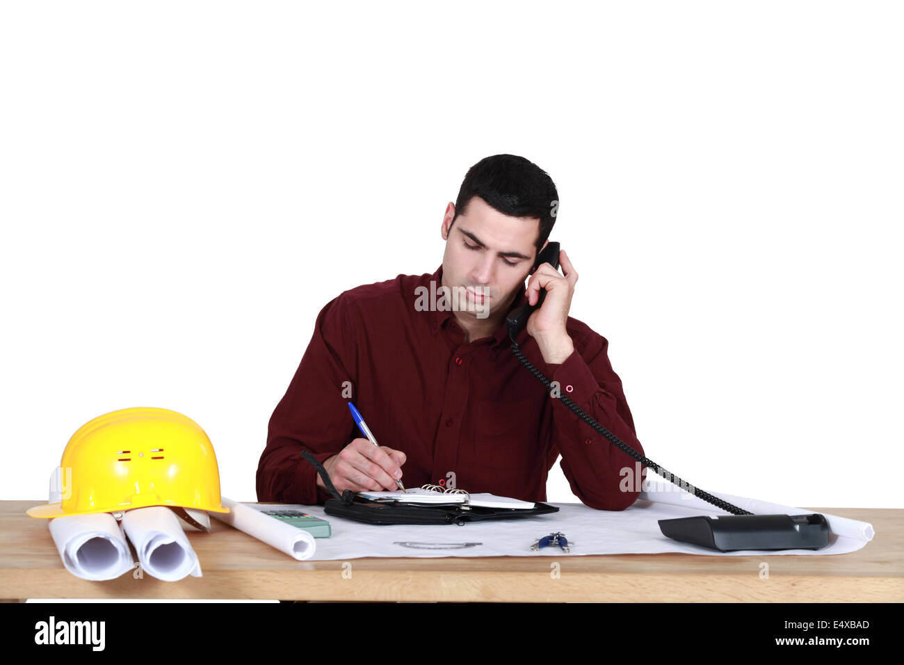 Architekt, saß am Schreibtisch machen Anruf Stockfoto