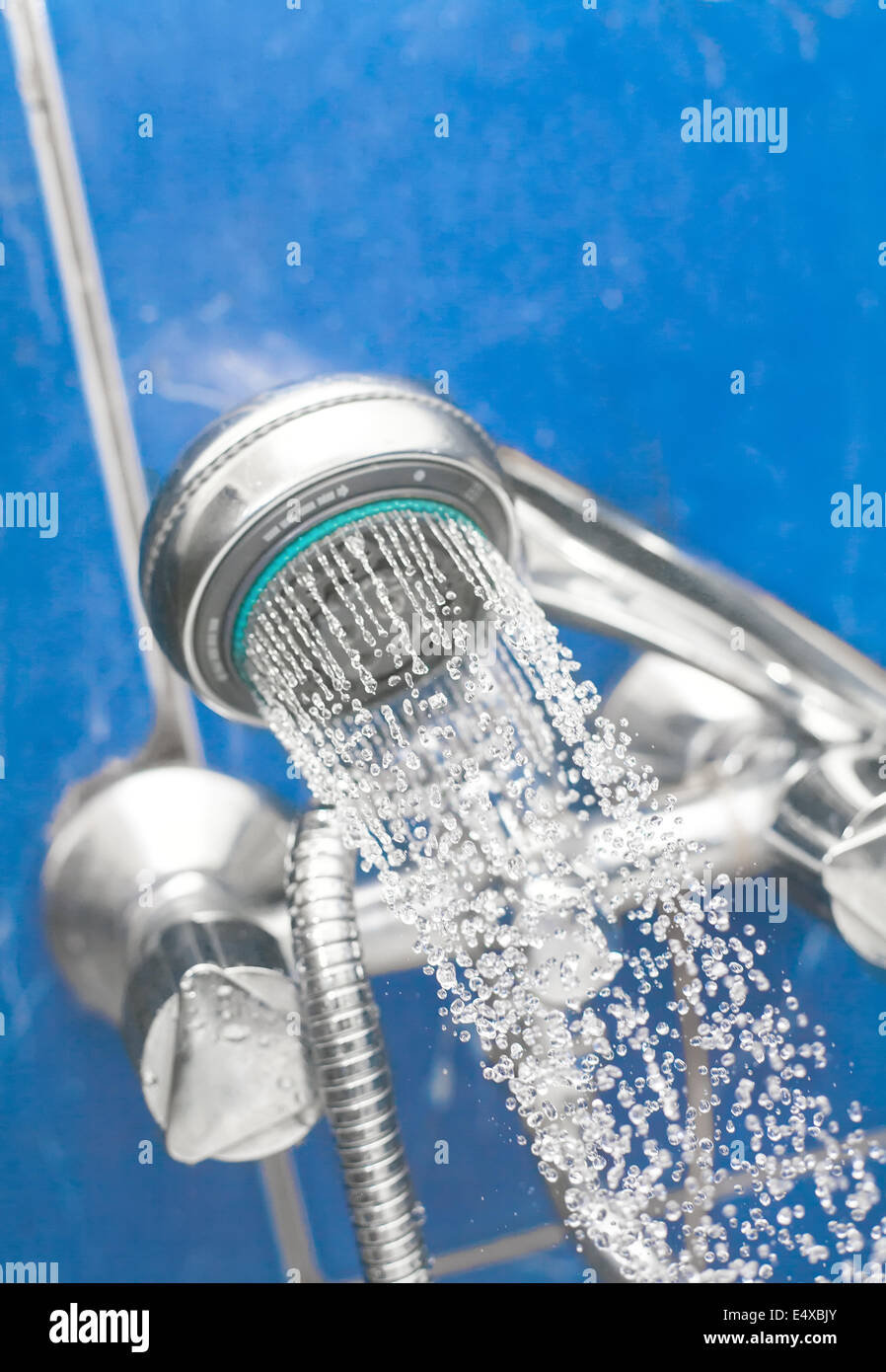 ein Duschkopf ist Wasser sprühen. Stockfoto