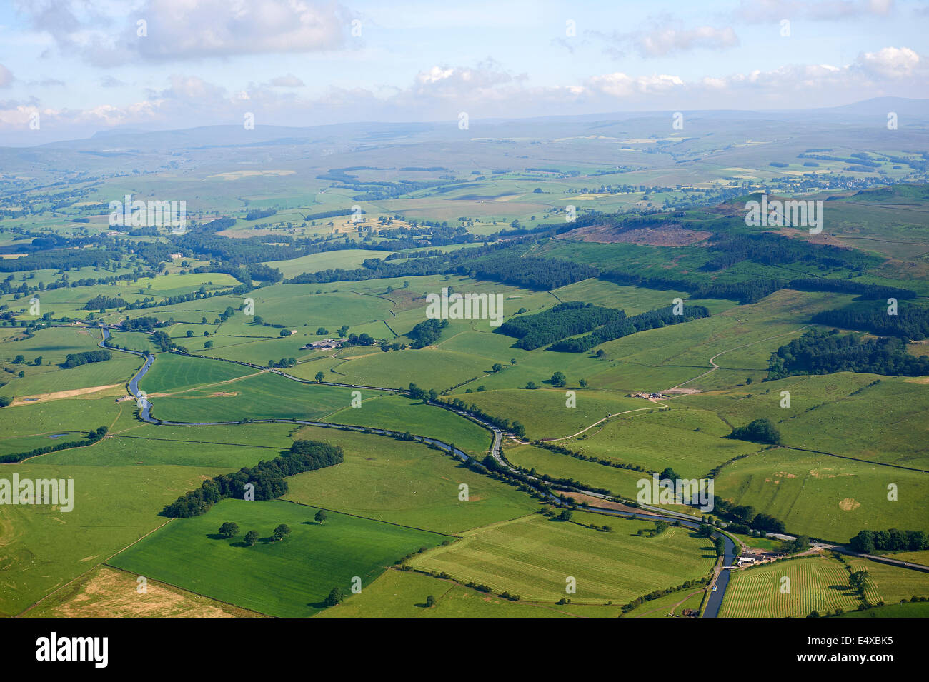 Die Yorkshire Dales, nördlich von Skipton, North Yorkshire, Nordengland, Großbritannien, Leeds-Liverpool-Kanal und A65 sichtbar Stockfoto