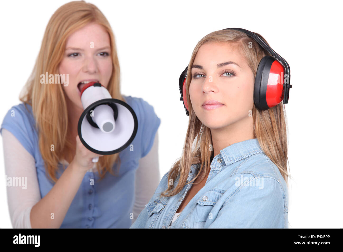 Mädchen schreien in Lautsprecher Stockfoto