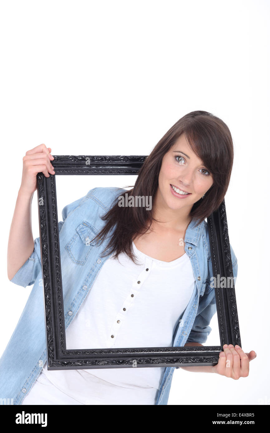 Frau hängenden Rahmen Stockfoto