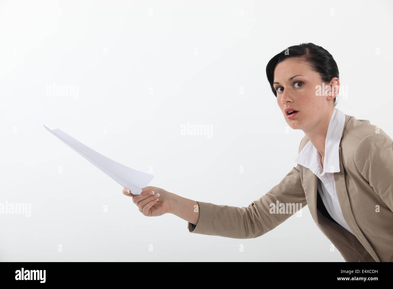 Frau schockiert über ein Stück Papier Stockfoto