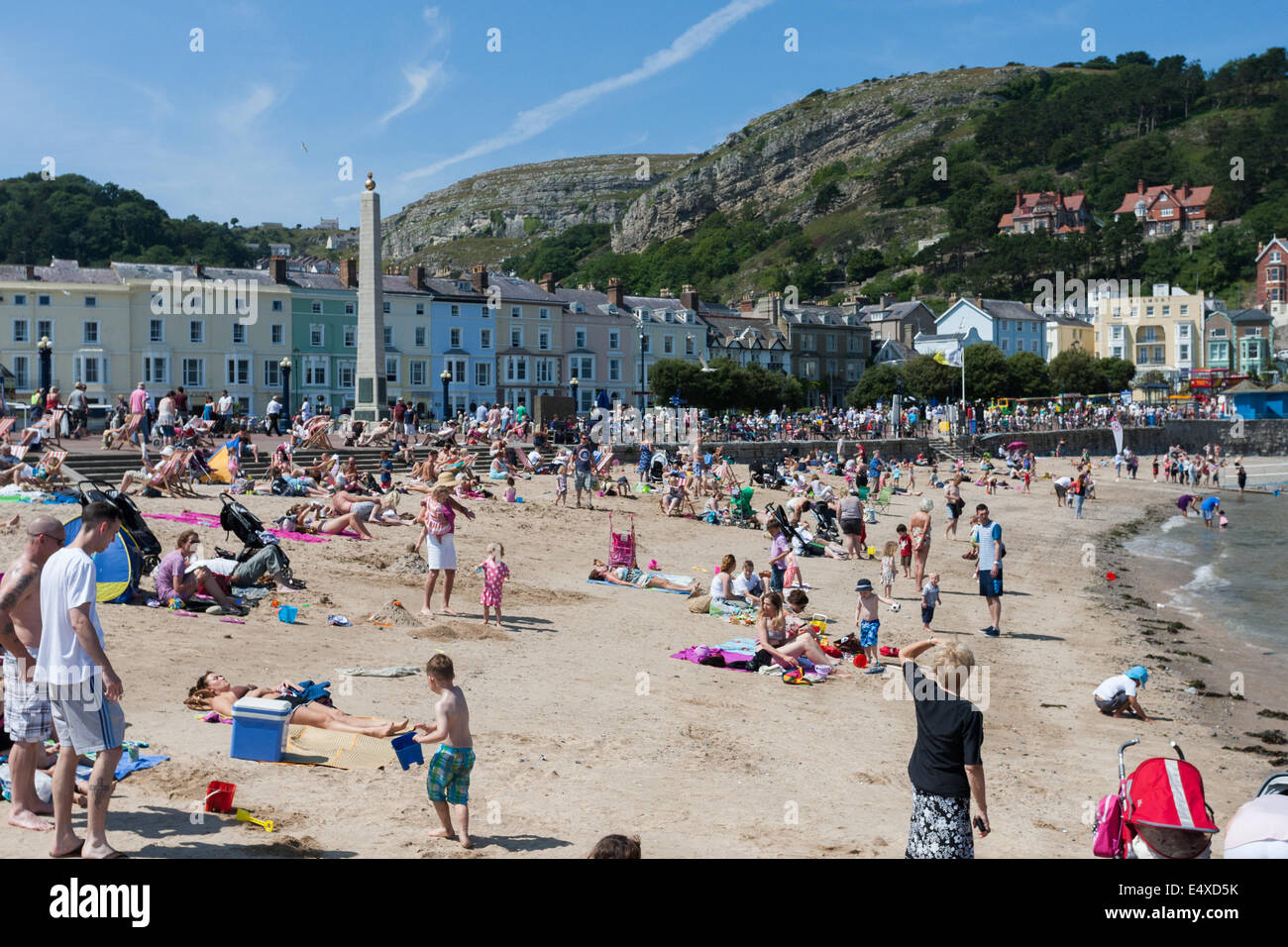 North Wales, UK. 17. Juli 2014. Hunderte haben Llandudno Strand an der Küste von Nord-Wales, das warme Wetter zu genießen, das das Land auf Donnerstag, 17. Juli 2014 getroffen hat. Temperaturen sind so hoch wie 30 ° C in einigen Teilen des Landes zu erwarten. Bildnachweis: Christopher Middleton/Alamy Live-Nachrichten Stockfoto
