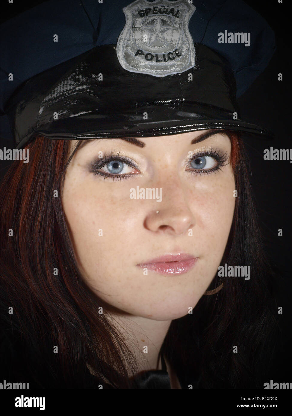 Mädchen in Polizei Kostüm Stockfoto