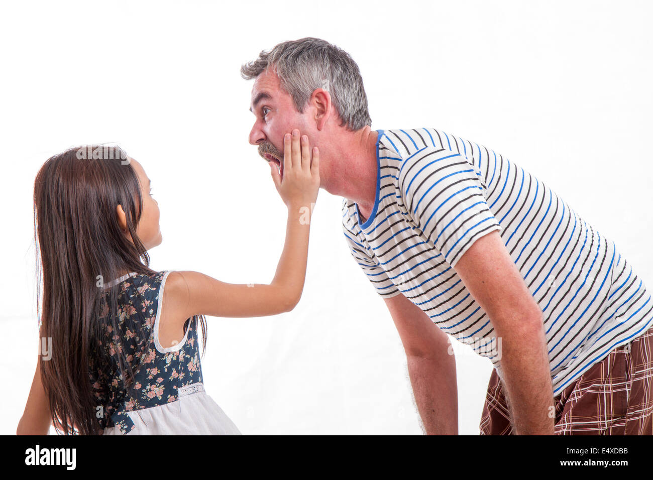 Weibliches Kind slapping Vater über Gesicht, Papa schockiert Stockfoto