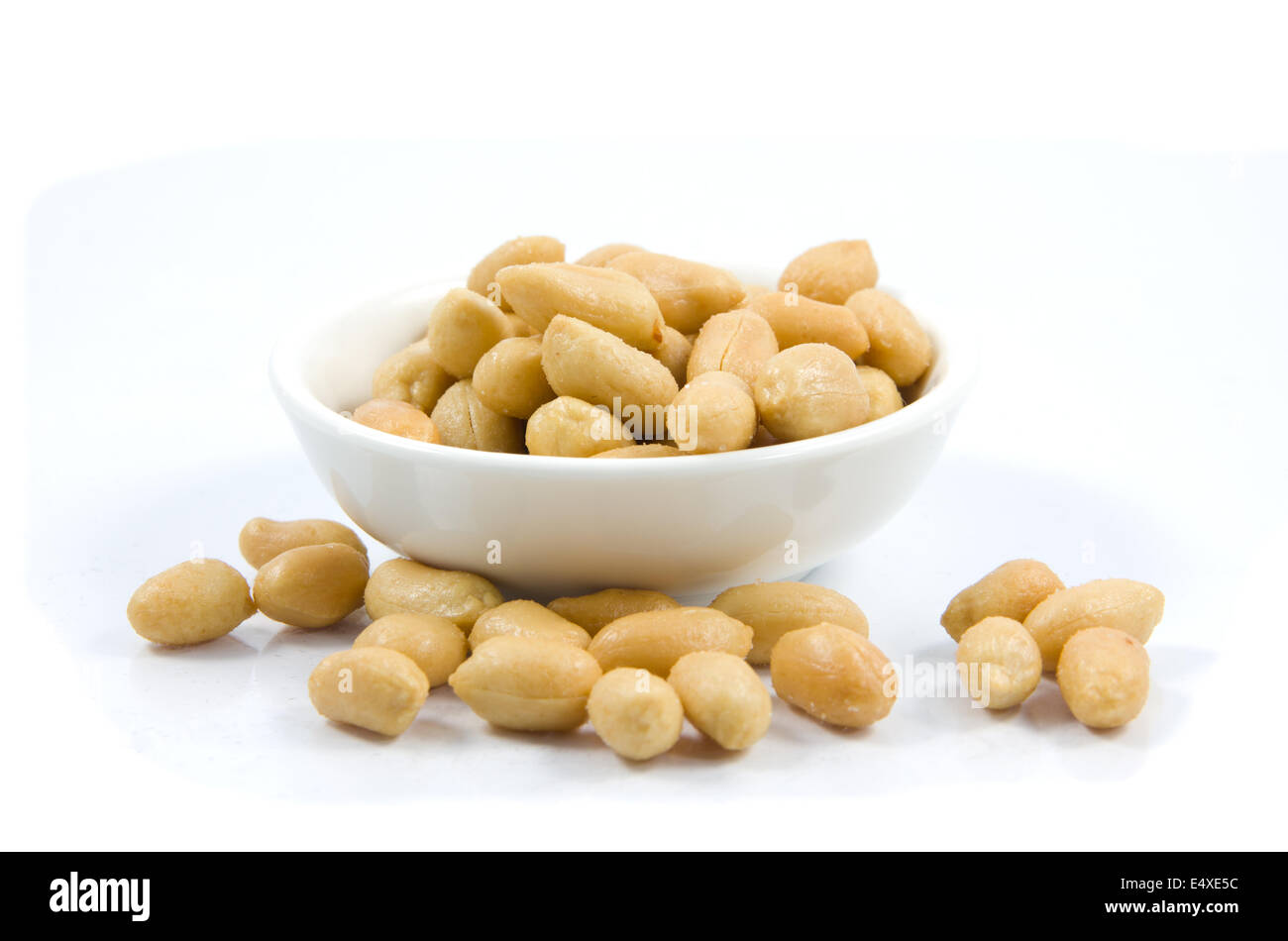 Gesalzene Erdnüsse. Muttern in einer kleinen Schüssel Stockfoto