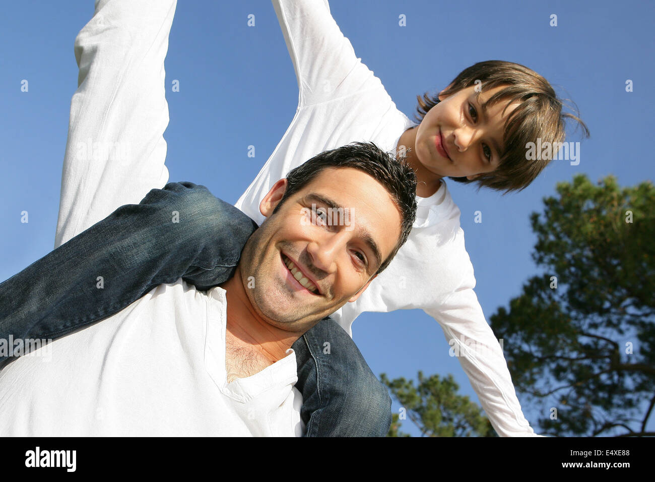 Junge auf seines Vaters Schultern Stockfoto