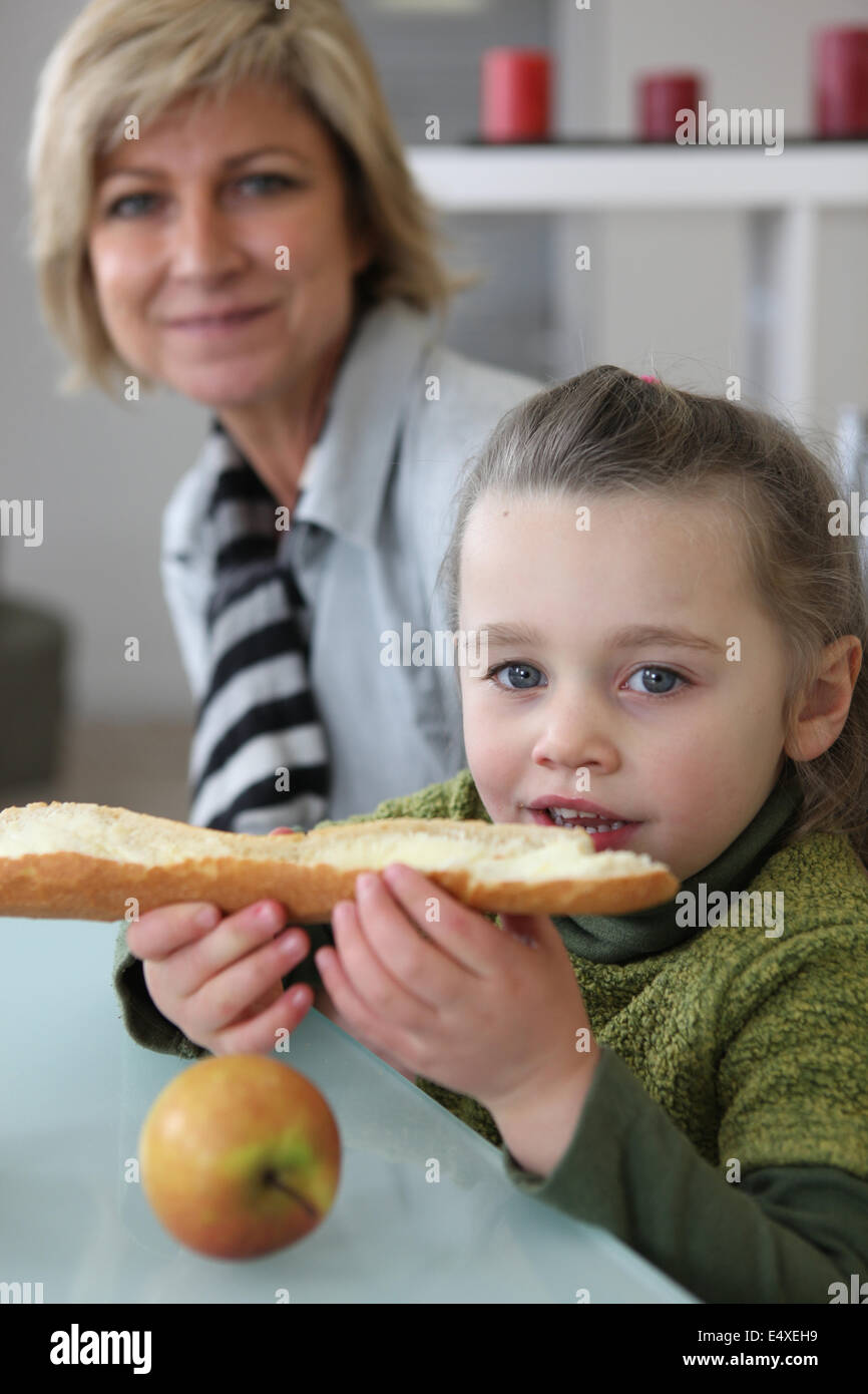 Kleine Mädchen essen Brot toast Stockfoto