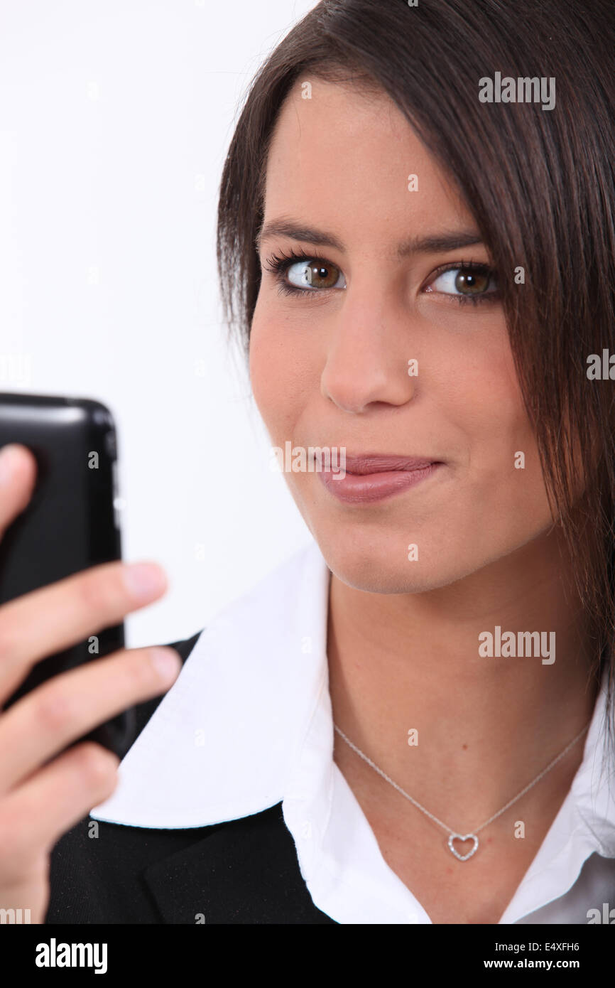 Frau liest SMS Stockfoto