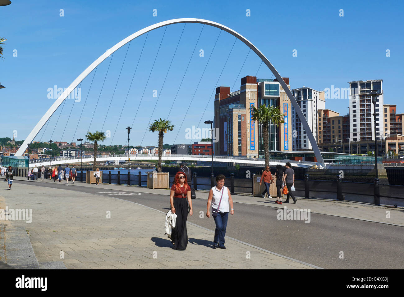 Newcastle Quayside, Newcastle Upon Tyne, North East England, UK, Blick über den Fluss mit der Ostsee hinter der Brücke Stockfoto