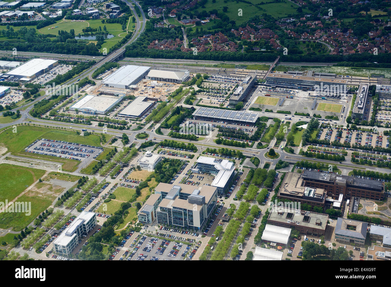 Milton Keynes Zentrum aus der Luft mit dem Bahnhof in der Spitze des Schusses, Buckinghamshire, Großbritannien Stockfoto