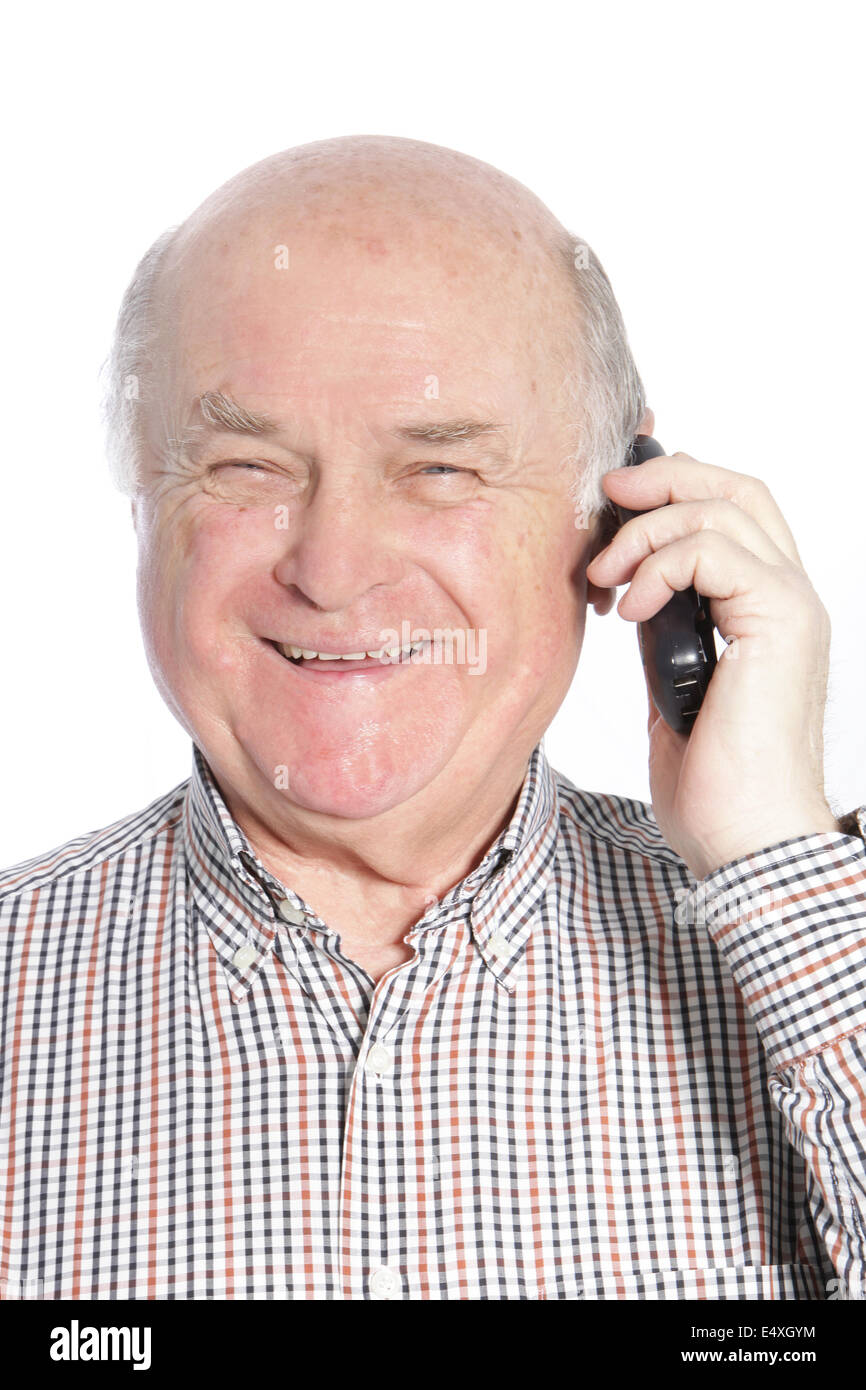 Ältere Mann lachen während des Gesprächs am Telefon Stockfoto