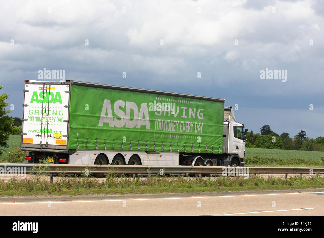 Ein Asda artikuliert Curtainsider Reisen entlang der A12 Schnellstraße in Essex, England Stockfoto