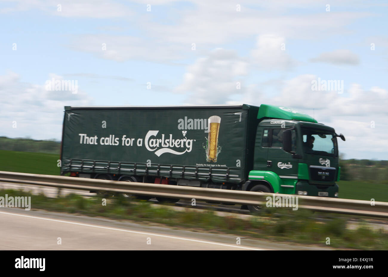 Ein Carlsberg Curtainsided LKW Reisen entlang der A12 Schnellstraße in Essex, England Stockfoto