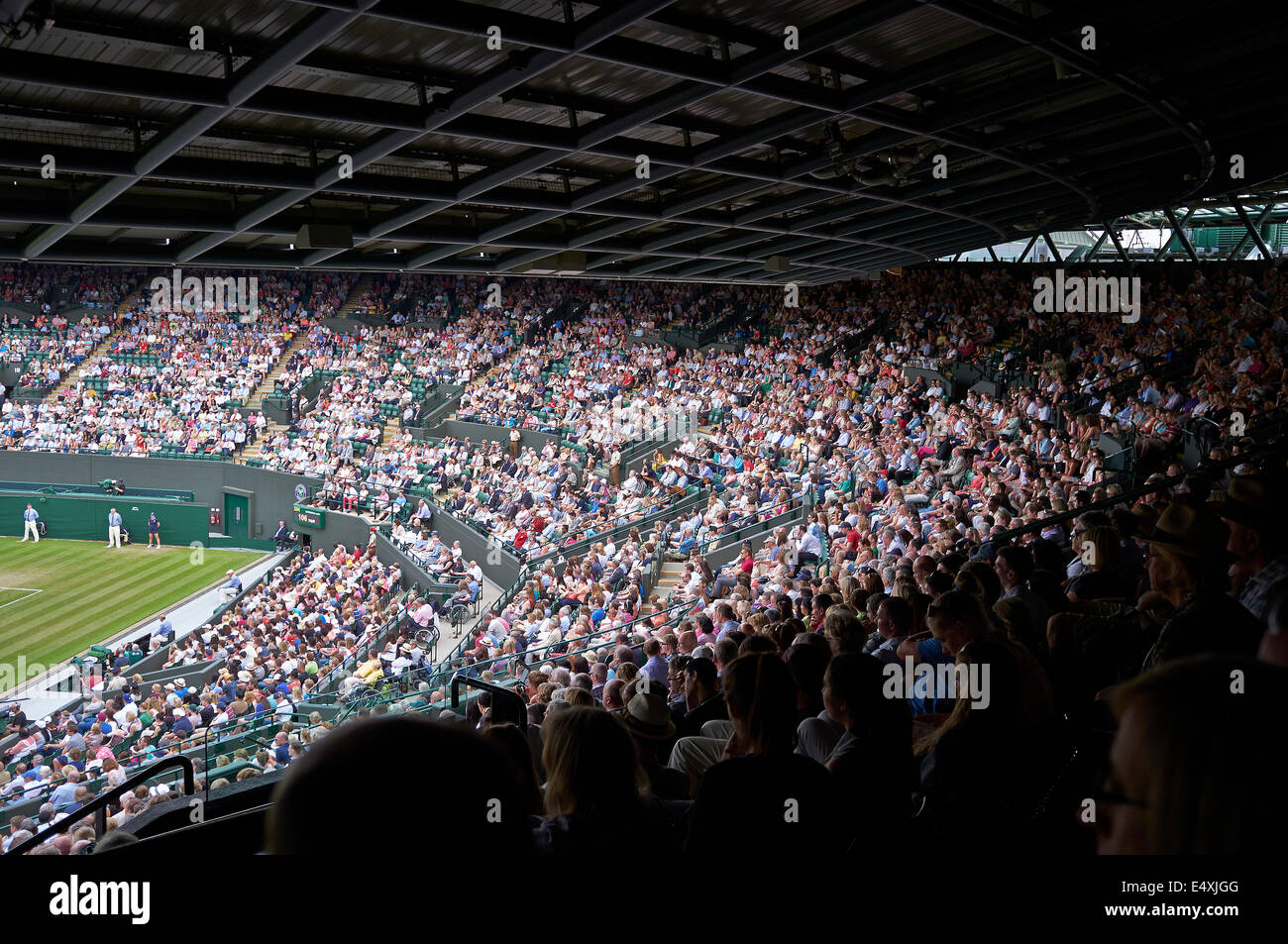 Wimbledon Tennis Meisterschaft 2014, Menschenmenge beobachten Herren Viertelfinale Court Nr. 1 Stockfoto