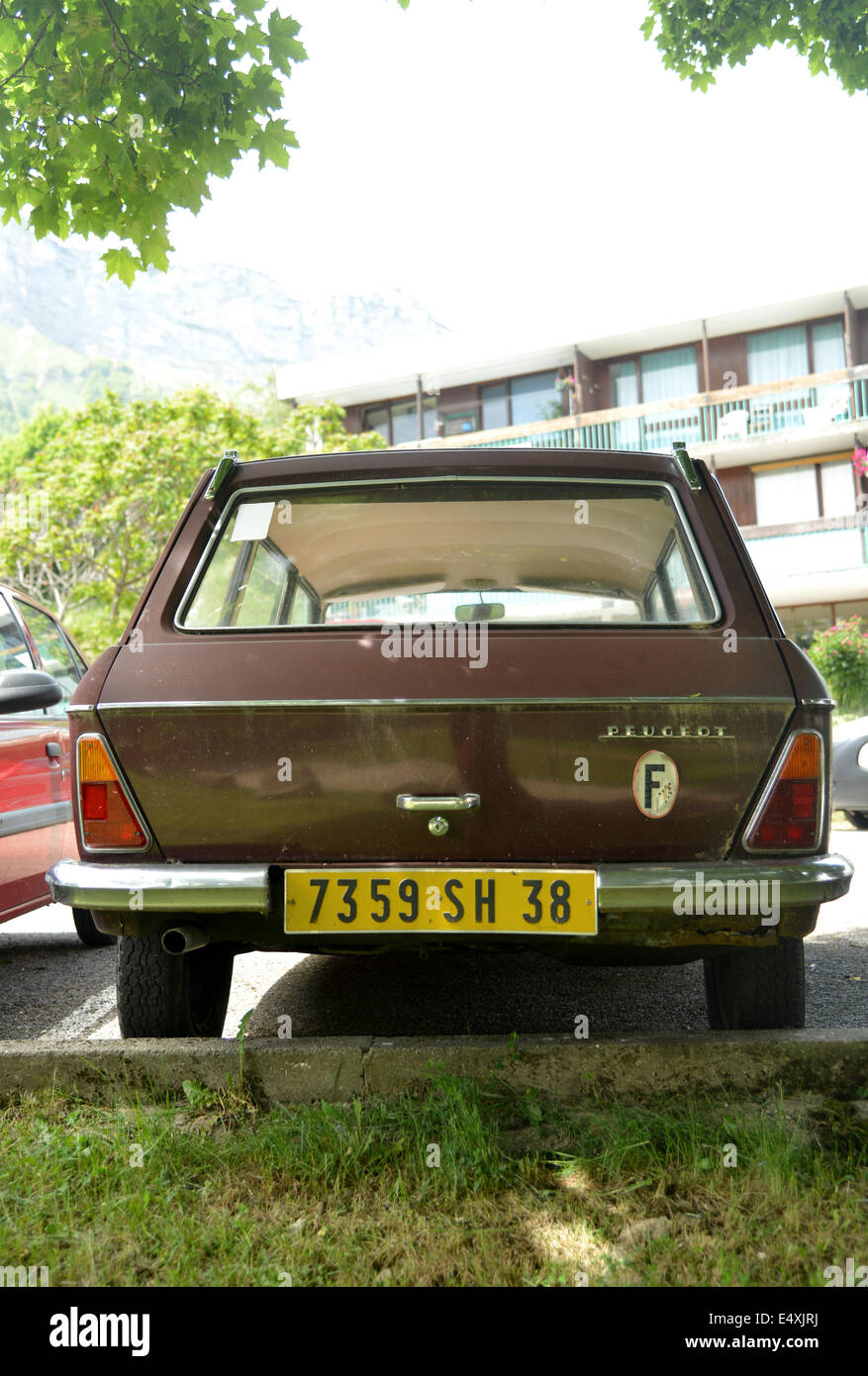 Verlottert aber Peugeot 204 Oldtimer in Frankreich Stockfoto