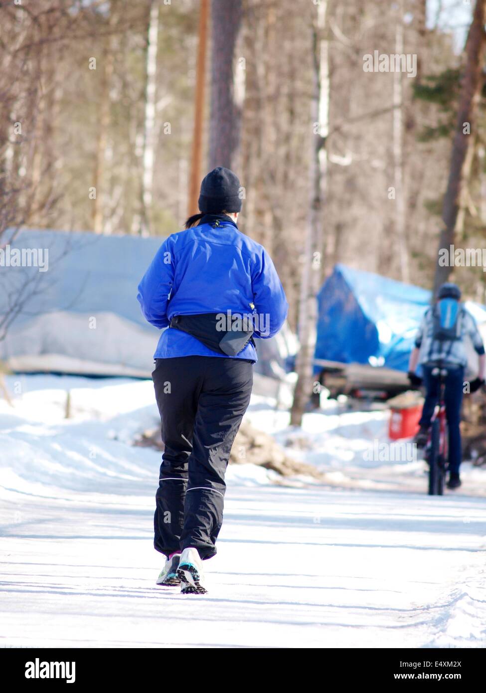 Person, die auf Schnee Stockfoto