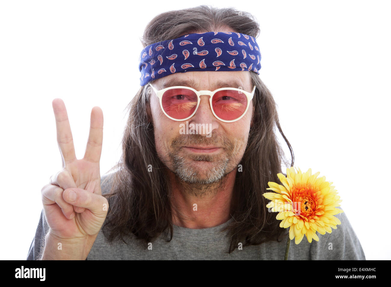 Männlichen Hippie machen ein Friedenszeichen Stockfoto