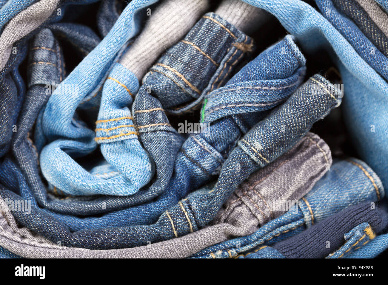 Stapel von verschiedenen jeans Stockfoto