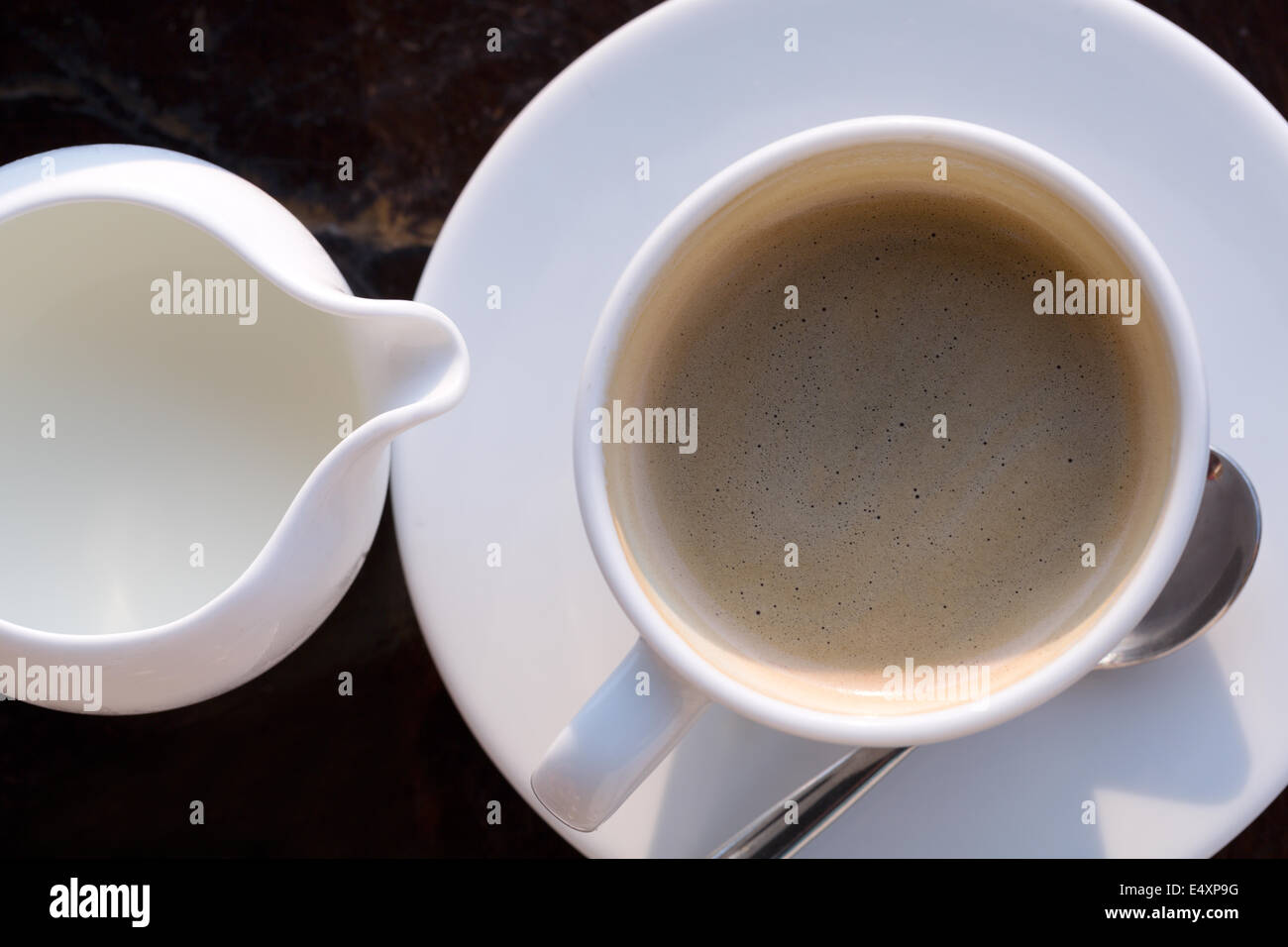 Tasse Kaffee und Milch Stockfoto