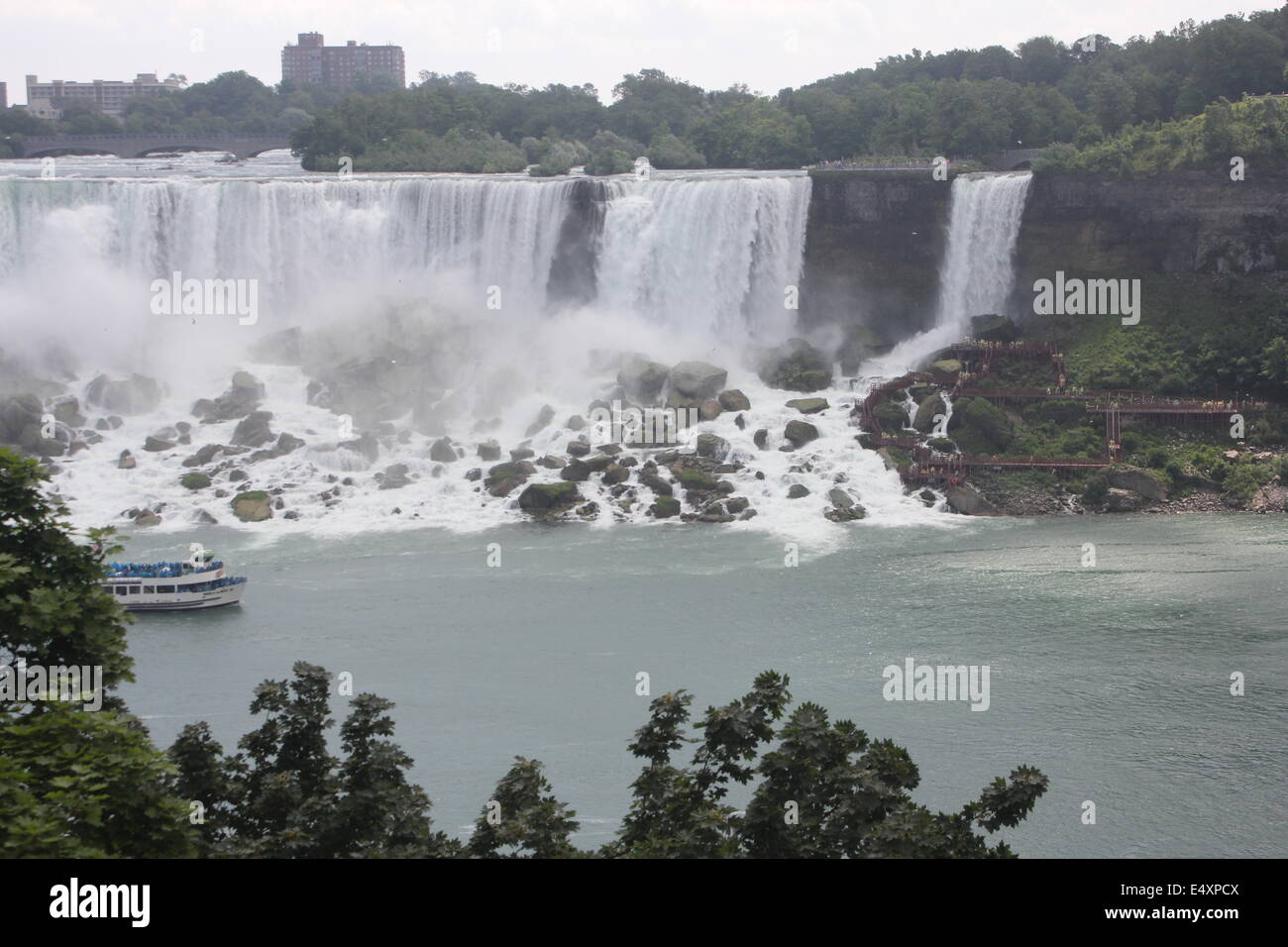 American Falls und Bridal Veil Falls in Niagara Falls American Falls auf der rechten Seite und Bridal Veil Falls auf der linken Seite, tour Stockfoto