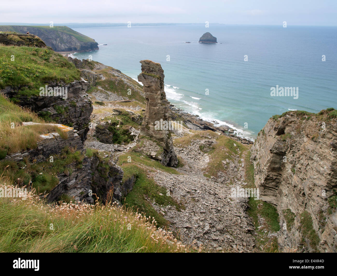 Stapel der Felsen entlang der Küste in der Nähe von Tintagel, Cornwall, UK Stockfoto