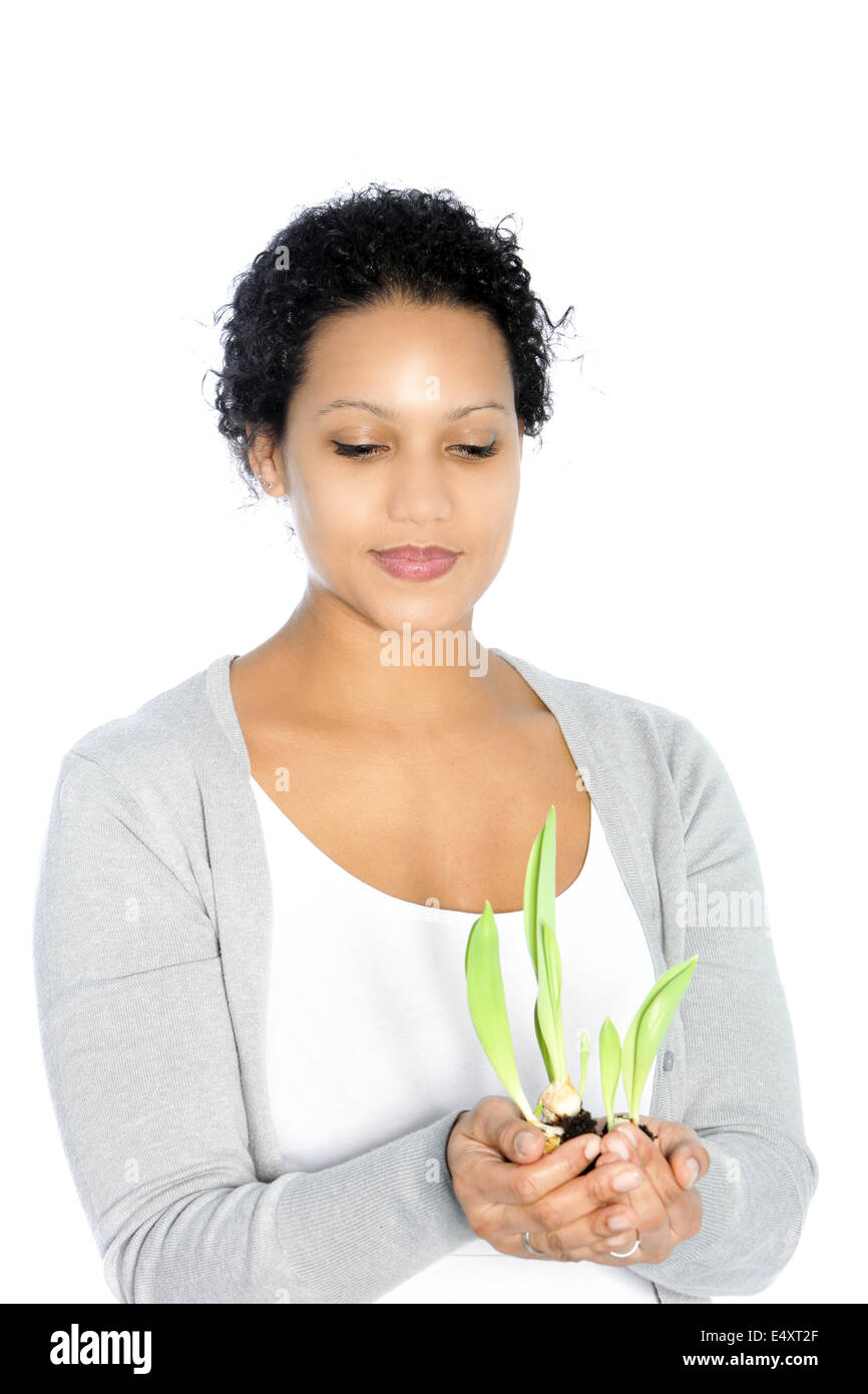 Afroamerikanischen jungen Frau hält eine Pflanze Stockfoto