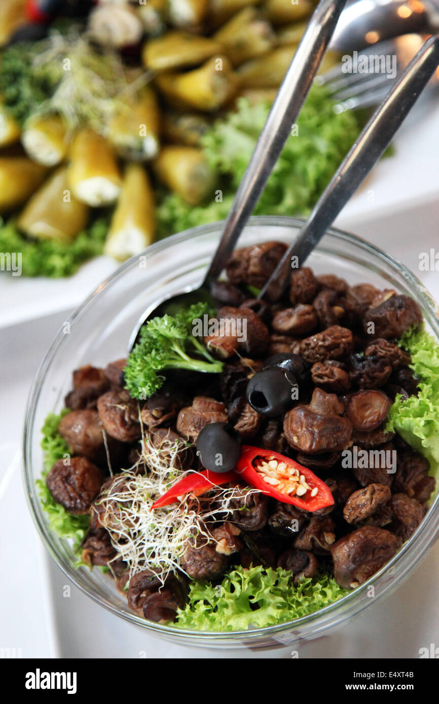 Kalte Gemüsegerichte auf einem Buffet-Tisch Stockfoto