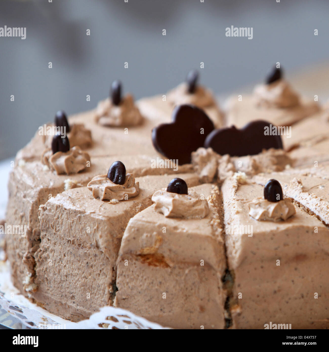 Schokolade Geburtstagskuchen mit Herzformen Stockfoto