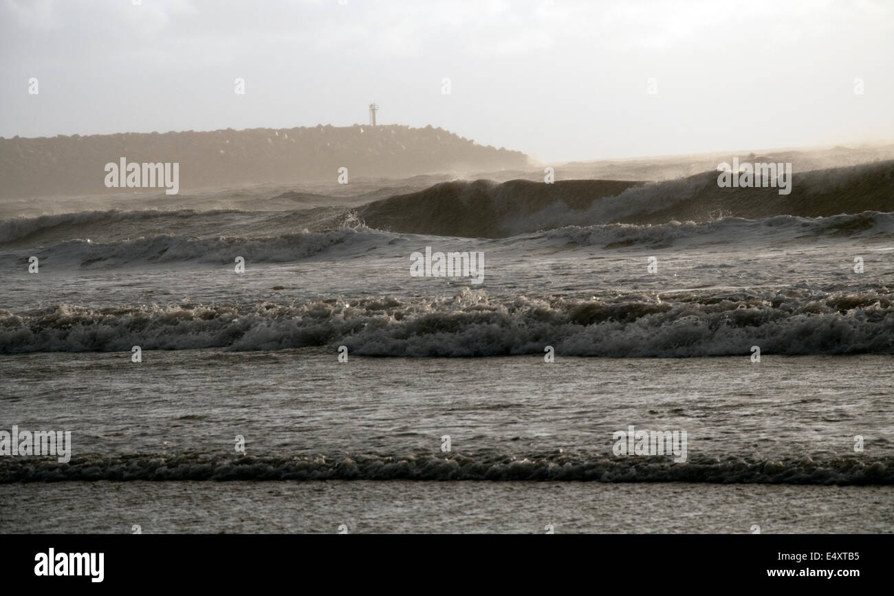 Raue Wellen am Strand von Aberavon Port Talbot, South Wales UK Stockfoto