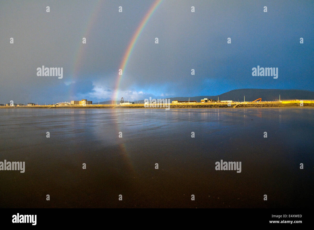 Ein doppelter Regenbogen während des Sonnenuntergangs am Strand von Aberavon Port Talbot, South Wales UK Stockfoto