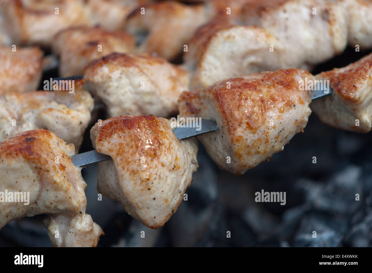 Fleisch gebraten auf heißen Kohlen. Stockfoto