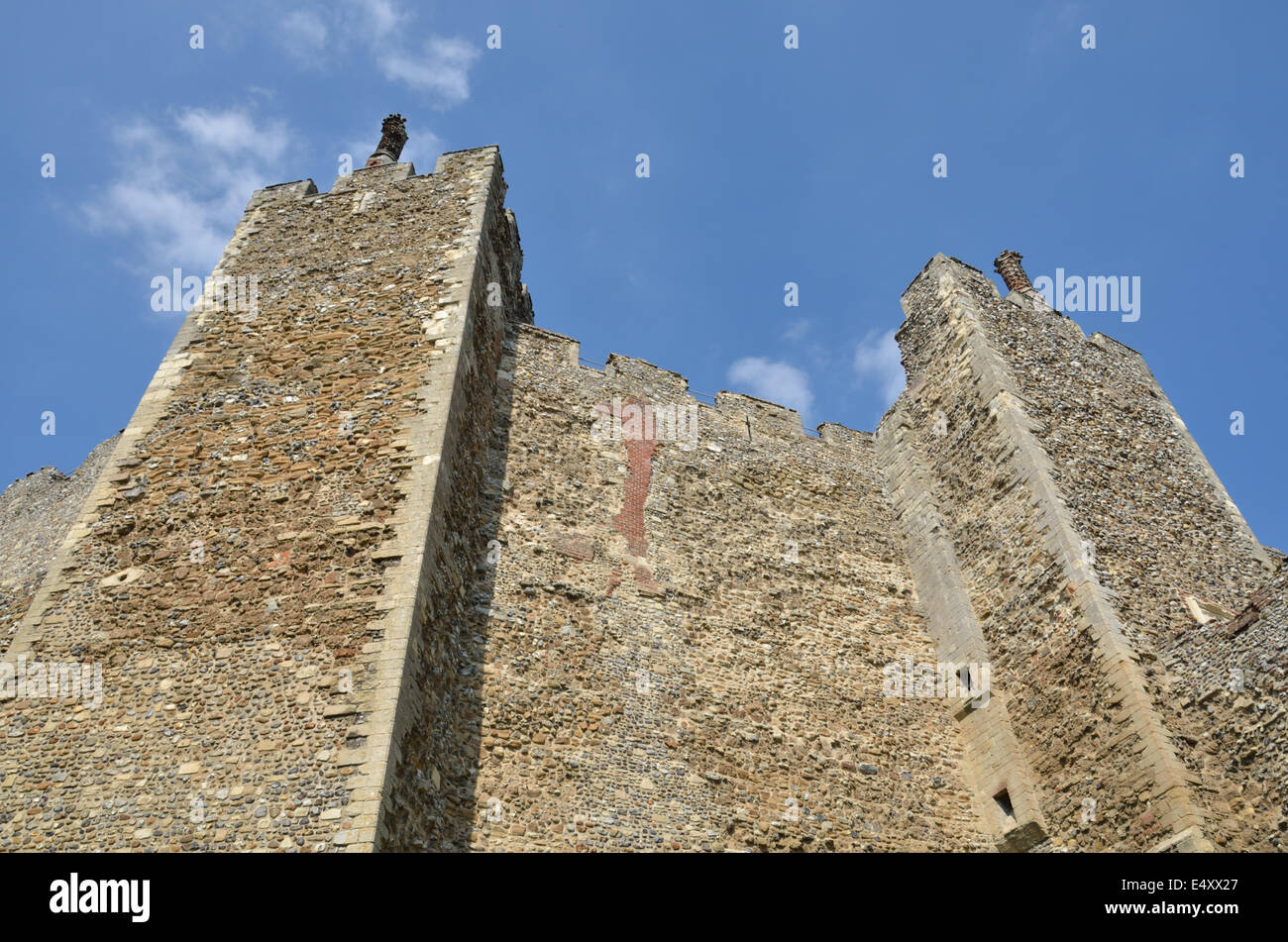 Mit Blick auf die Burgmauern Stockfoto