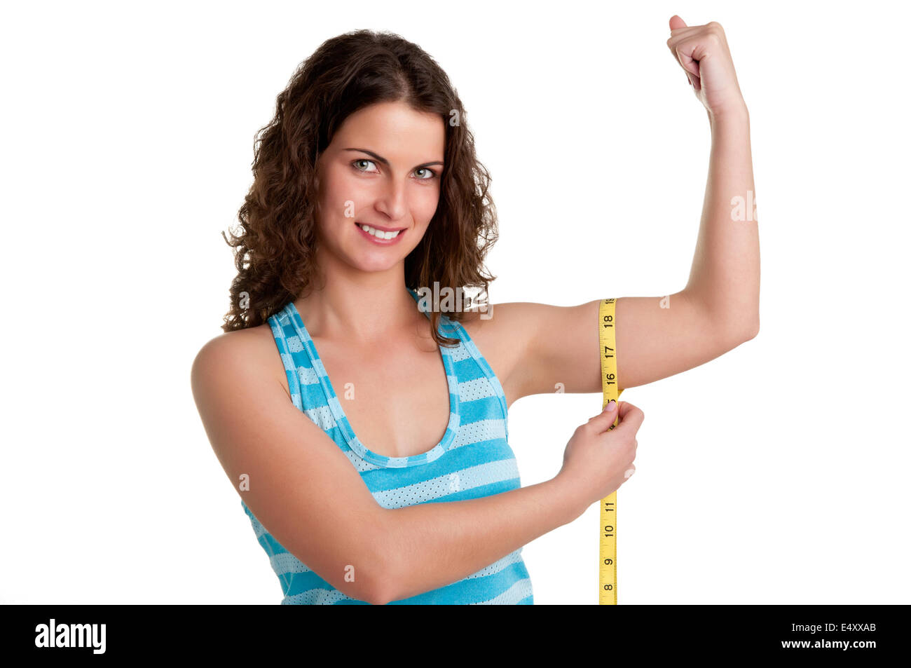 Sportliche Frau, die ihren Bizeps zu messen Stockfoto