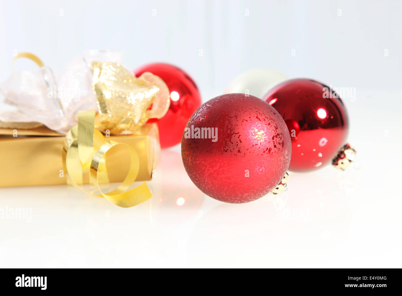 Rote Weihnachtskugeln und ein Luxus-Geschenk Stockfoto