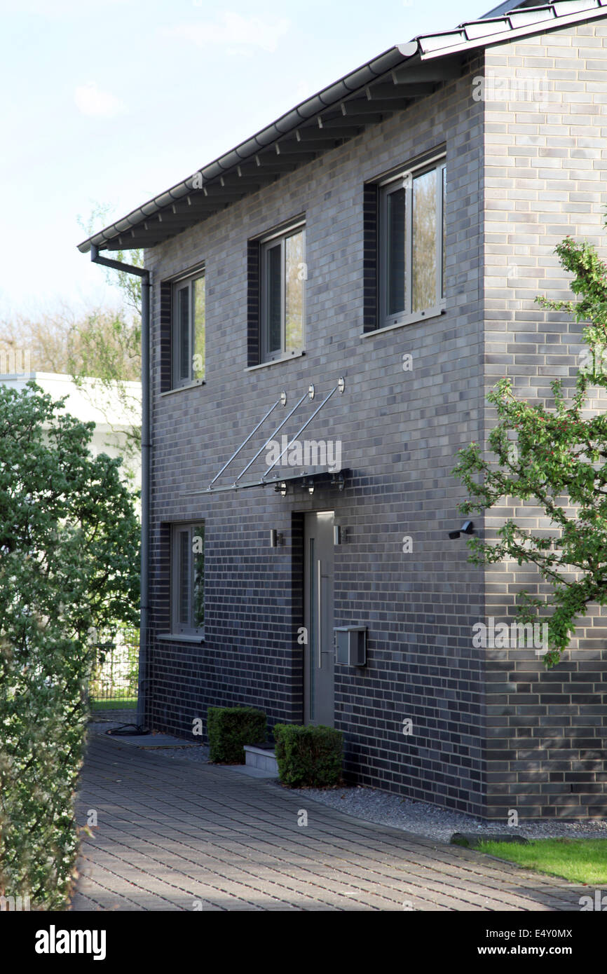 Eingang zu einem Vorstadthaus Stockfoto