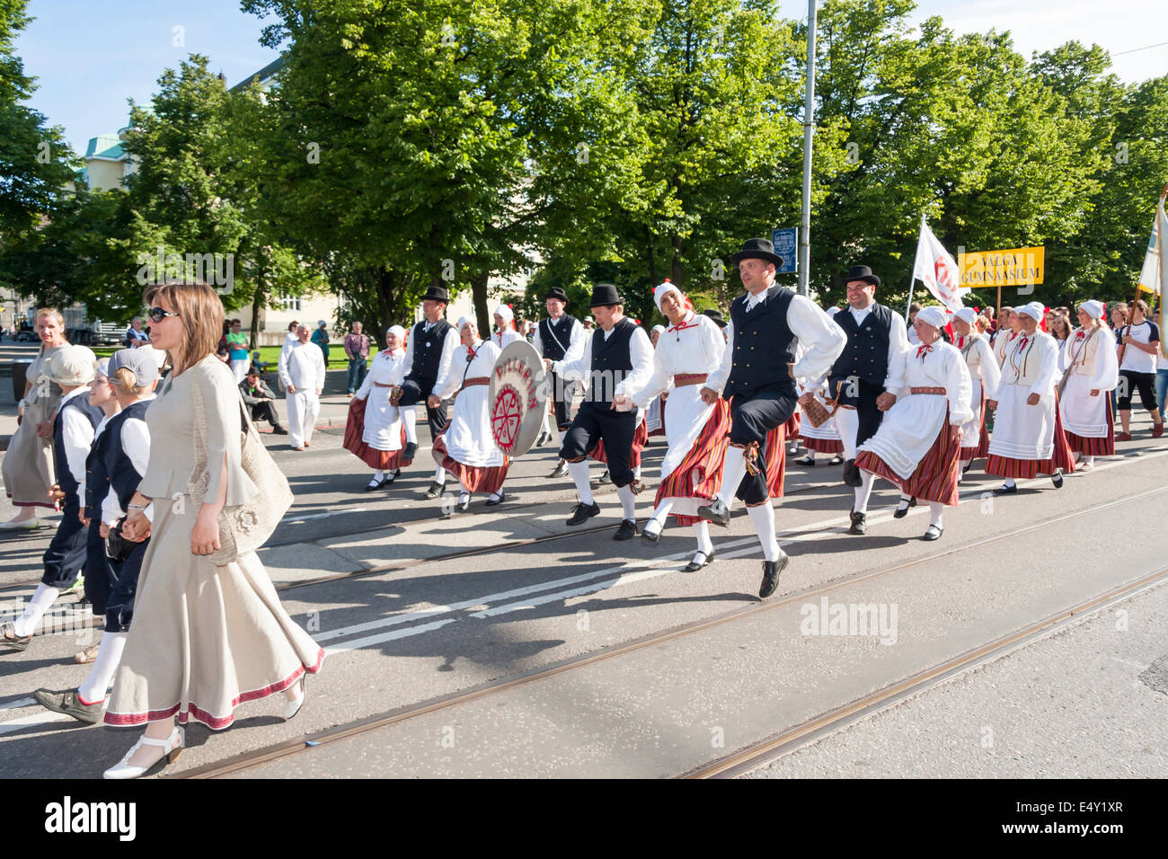 Tallinn, Estland - Juli 05,2014: Parade der estnischen nationalen XXVI Gesang und Tanz-Festival genannt Aja Puudutus, Puudutuse Aeg Stockfoto