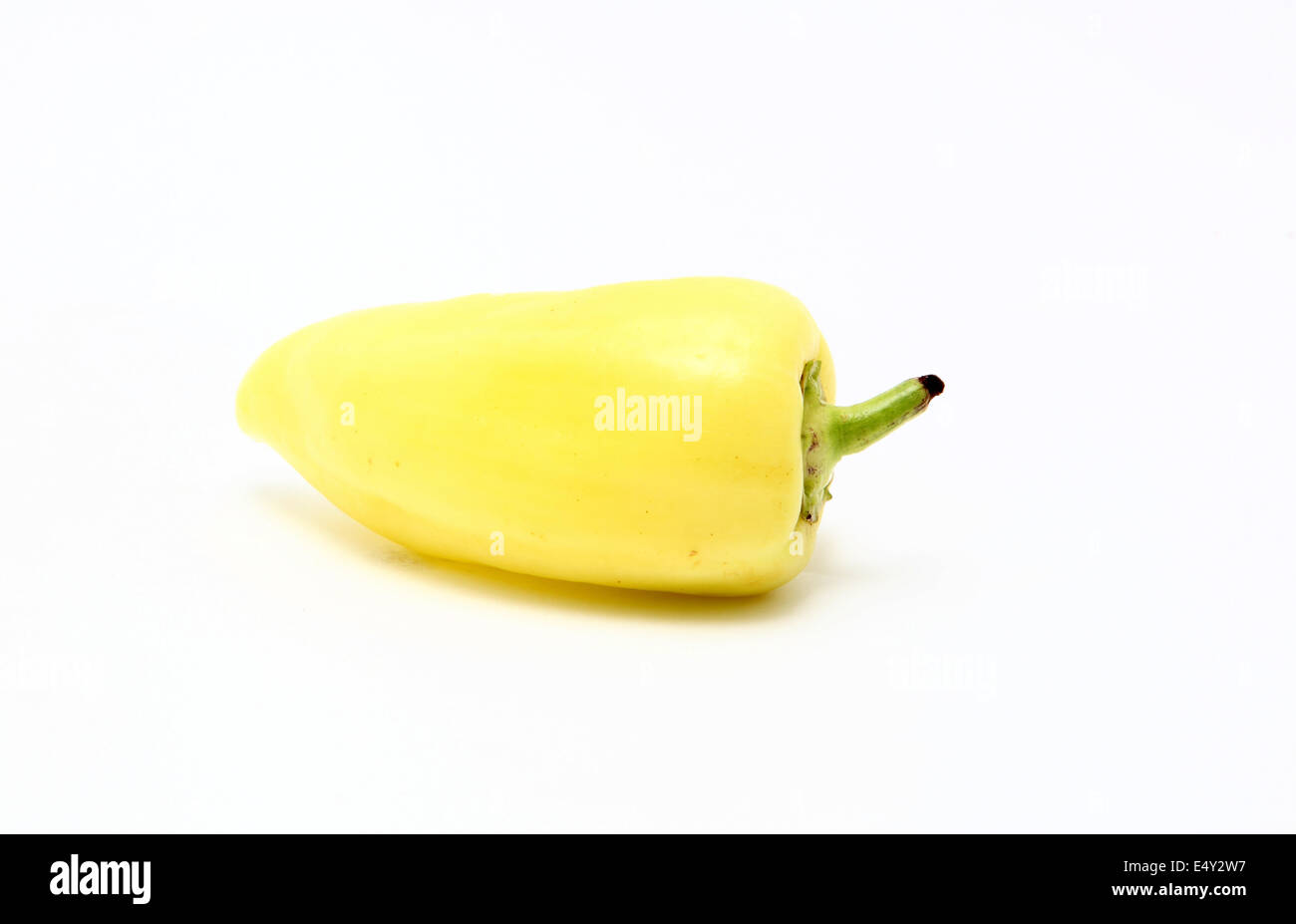 grünem Pfeffer isoliert auf weißem Hintergrund Stockfoto