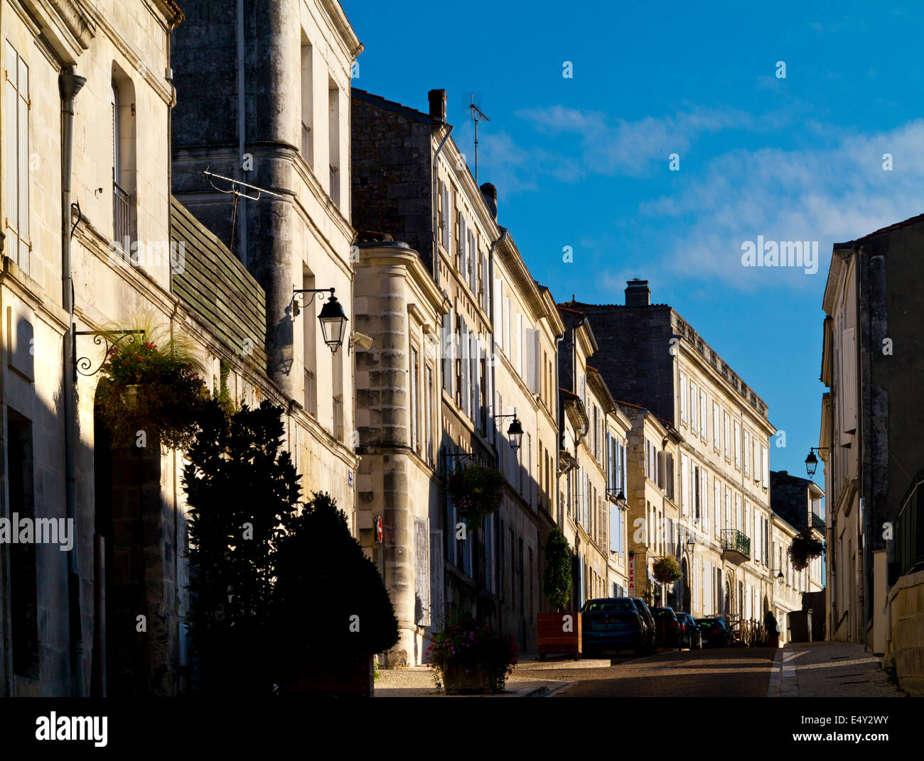 Typische französische Stadthäuser mit Fensterläden in Pons in der Nähe von Cognac in der Charente-Maritime Region von Süd-West Frankreich Stockfoto