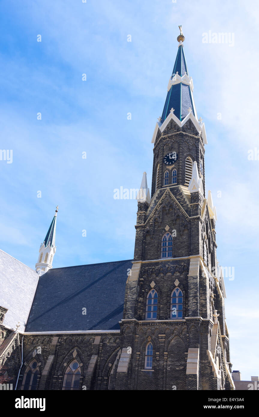 Spire Spitze Glockenturm der historischen Kirche im neugotischen Stil in Milwaukee Wisconsin Stockfoto