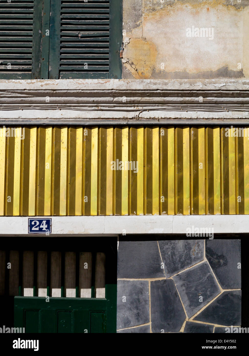 Abstrakte Ansicht eines Hauses mit Tür und Fensterläden in Pons Süd-west Frankreich mit verschiedenen Texturen und Muster aus Holz und Stein Stockfoto