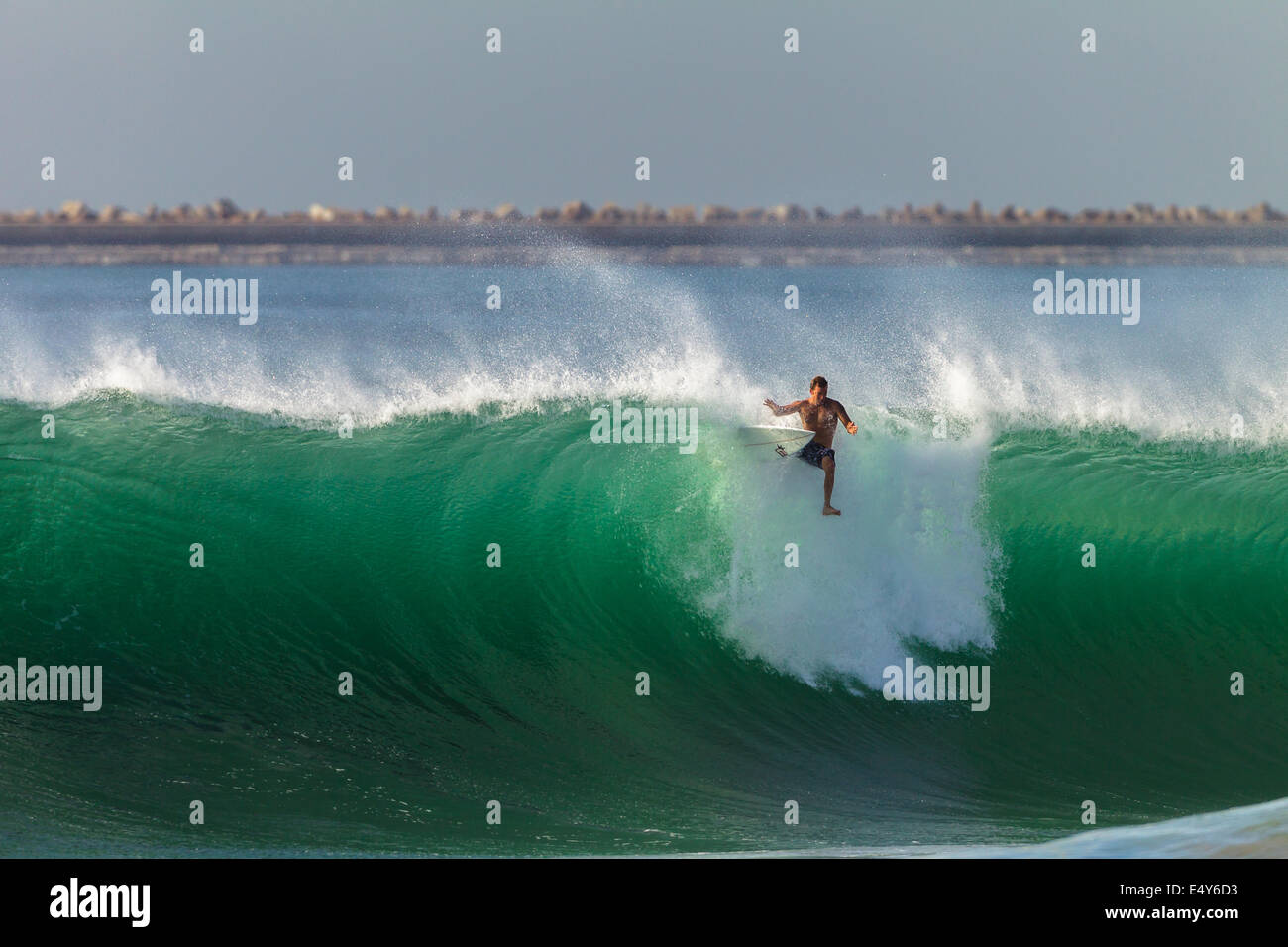 Surfer, die fallende Wipeout surfen große Ozeanwelle Absturz Stockfoto