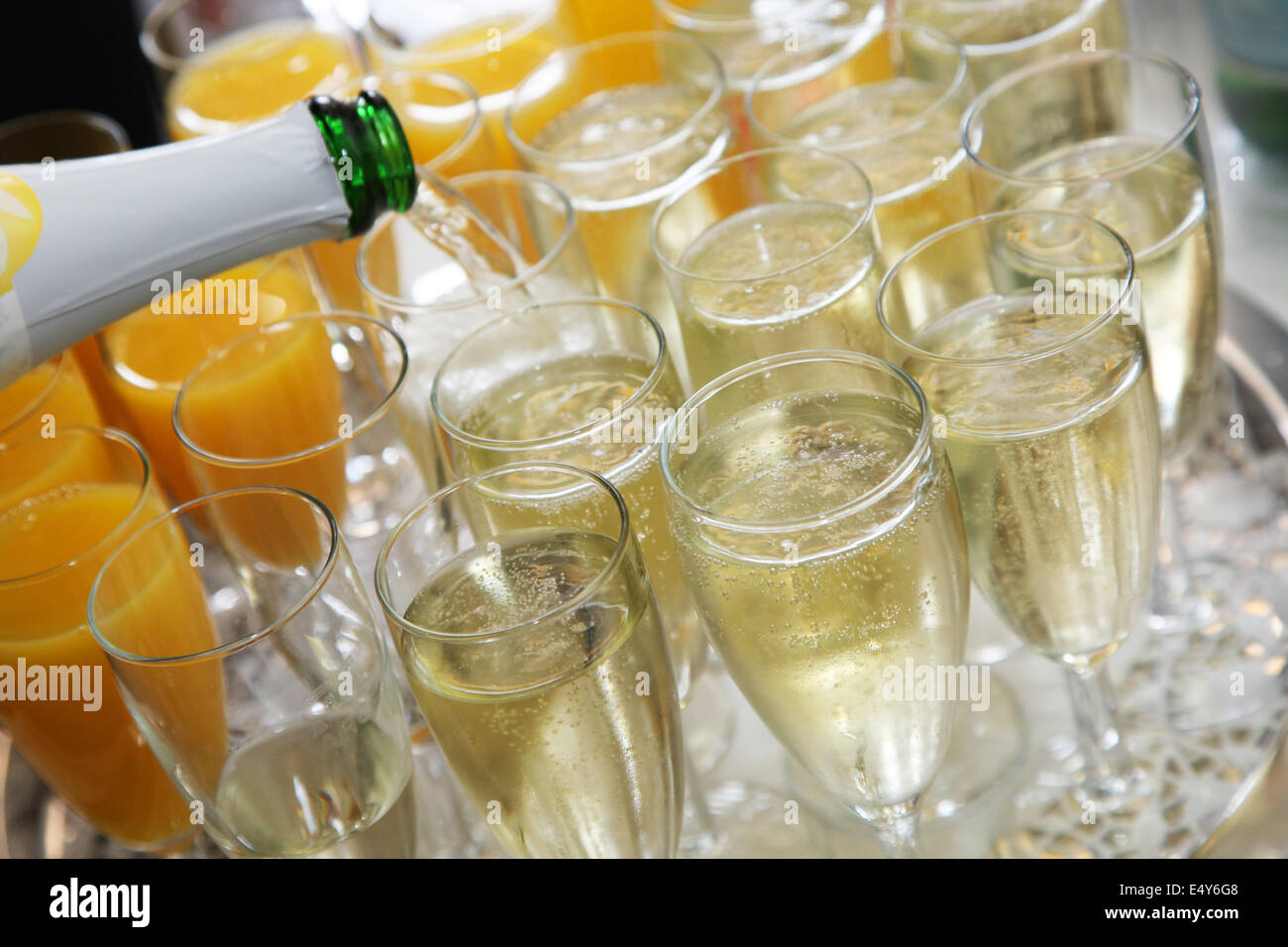 Gießen Champagner in Flöten Stockfoto