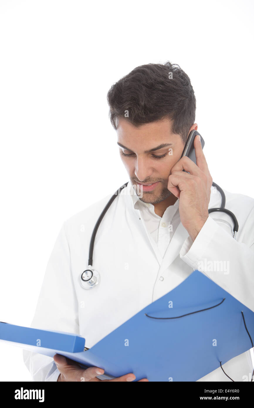 Jungen männlichen Arzt telefonieren mit einem Handy Stockfoto