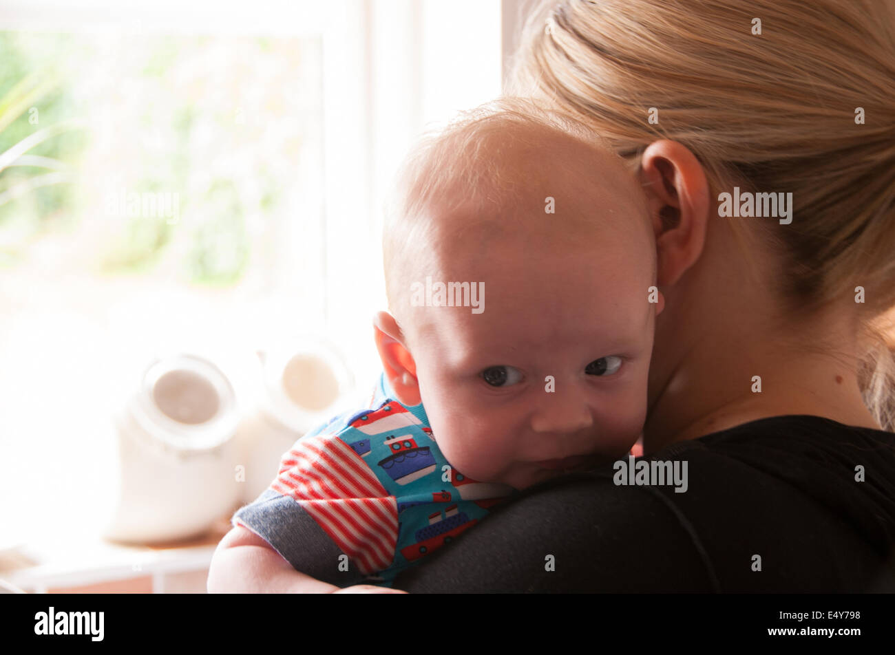 Mutter Baby halten über die Schulter Stockfoto